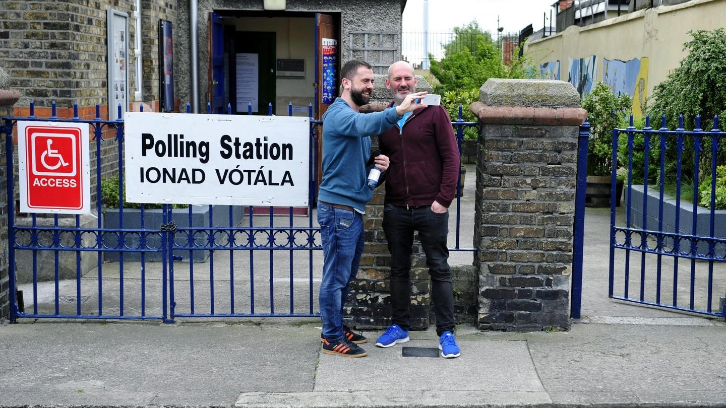 Nozze gay, si vota: una coppia si fa il selfie davanti al seggio (Ansa)