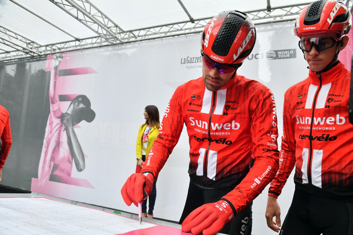 Tom Dumoulin al foglio firma della quinta tappa del Giro (LaPresse)