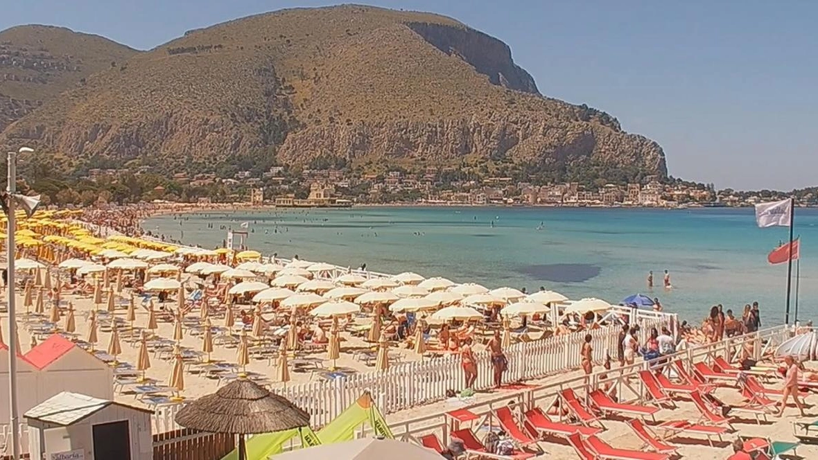 La spiaggia di Mondello a Palermo, 14 maggio 2022 (Ansa)