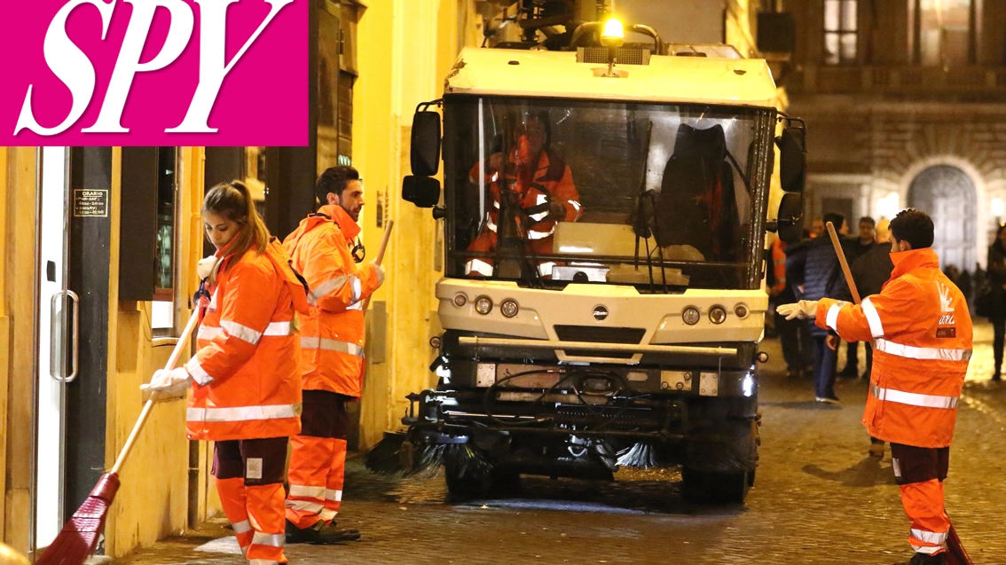 Gli allievi di Amici mentre puliscono le strade di Roma nella foto esclusiva di "Spy"