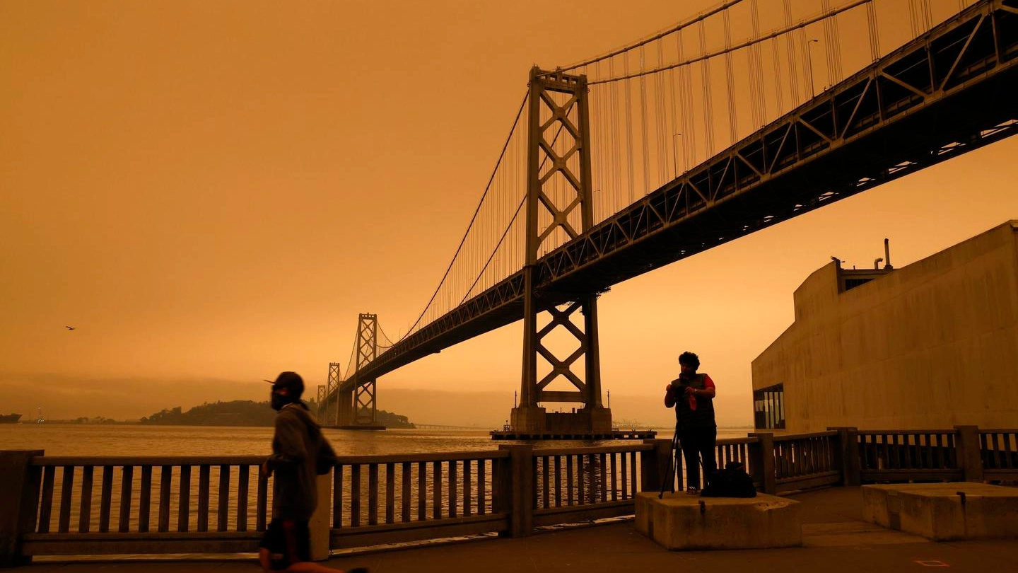 San Francisco, il cielo arancione per via degli incendi (Ansa)