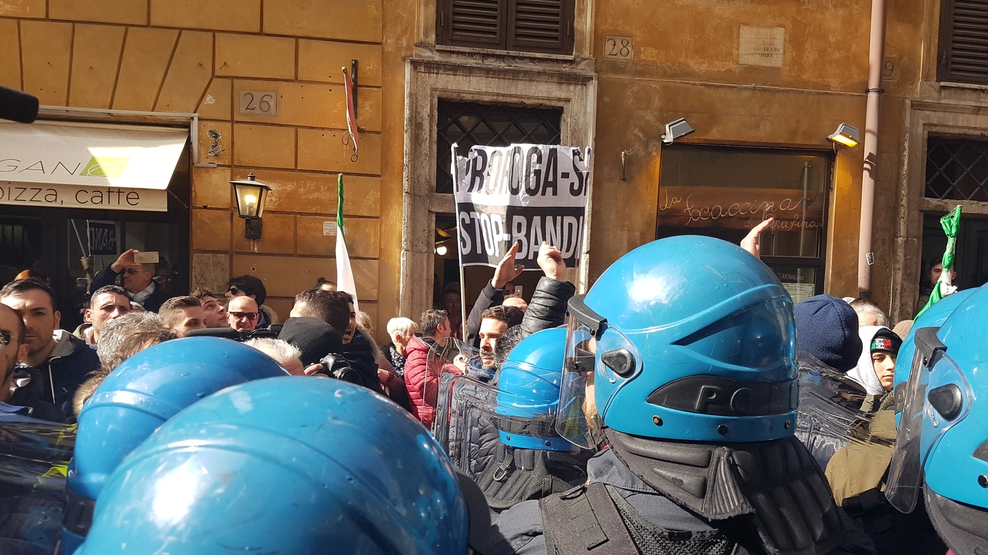 Taxi, protesta sotto la sede Pd a Roma (Dire)