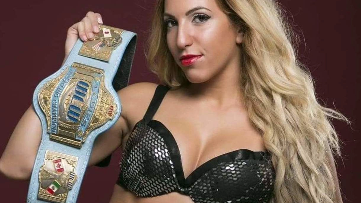 La wrestler pescarese Monica Passeri, 29 anni, con la cintura WLW Ladies