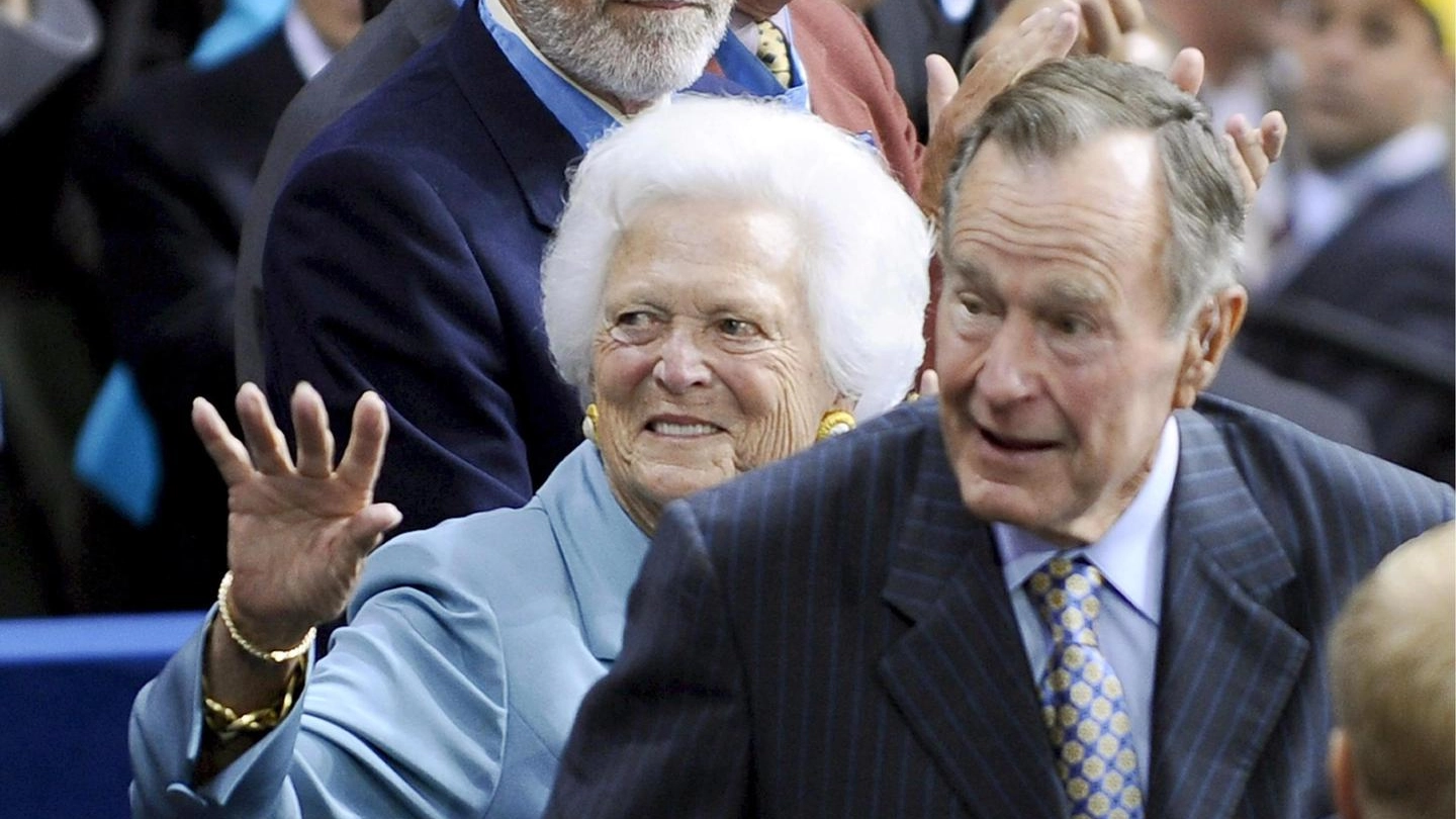 George Bush Senior e la moglie Barbara nel 2008 (Ansa)