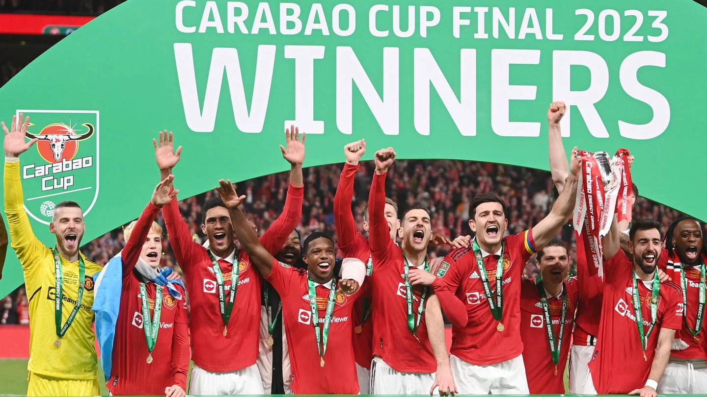 Il Manchester United festeggia la vittoria della Carabao Cup (Ansa)
