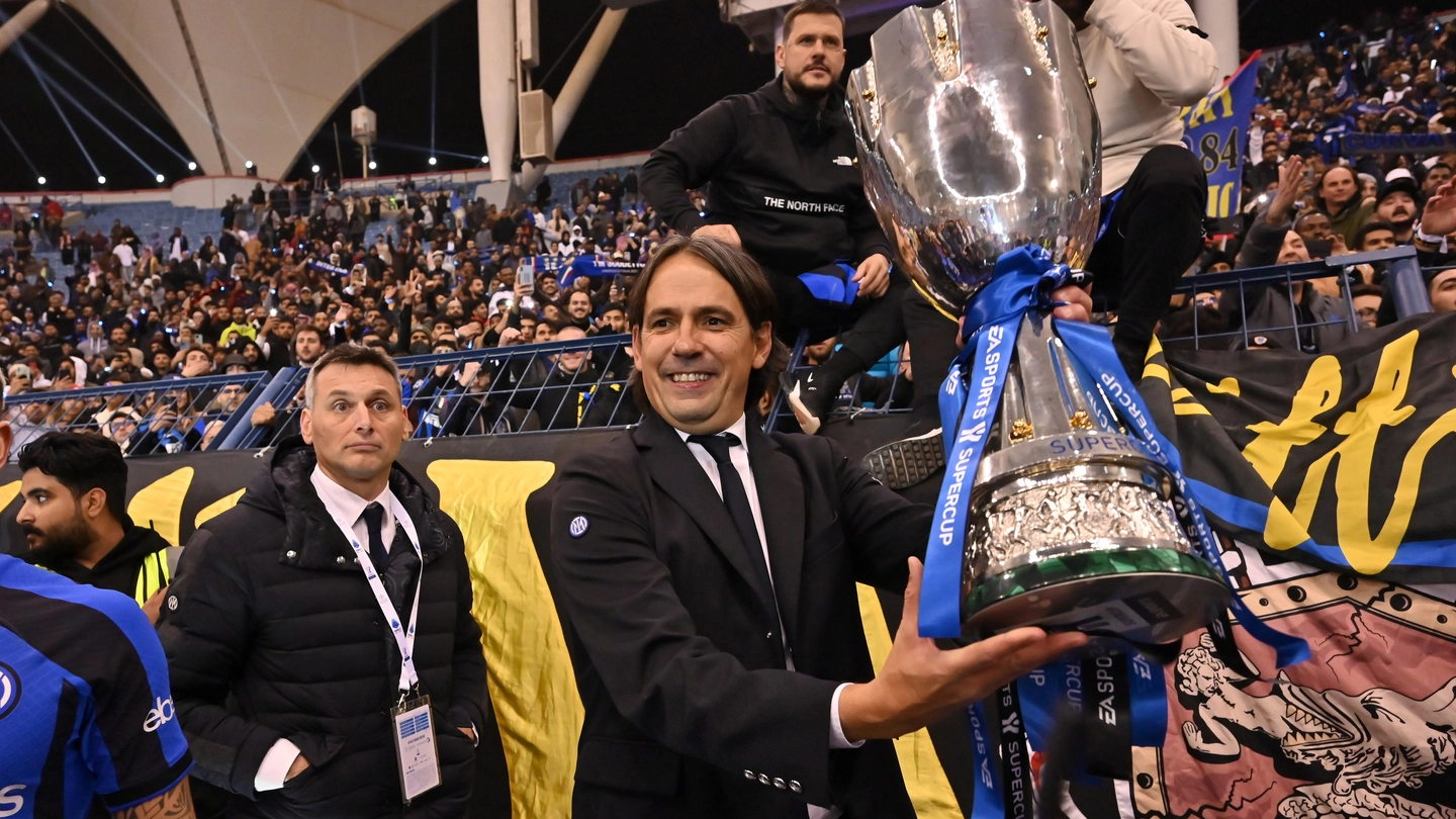 Simone Inzaghi con la Supercoppa italiana (Alive)