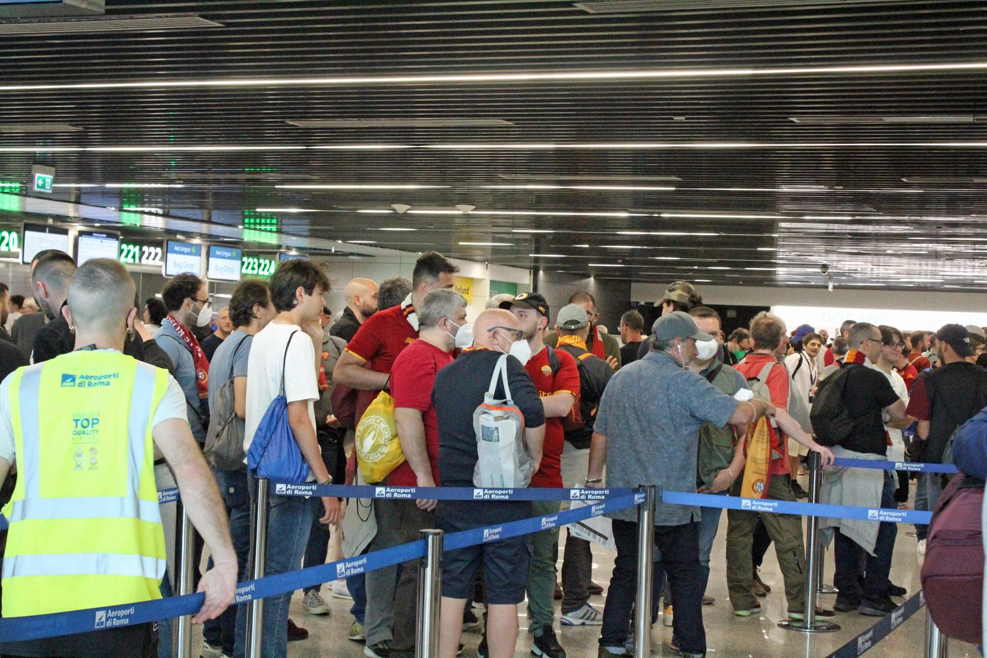 Tifosi della Roma all'aeroporto di Fiumicino in attesa di imbarcarsi per Tirana