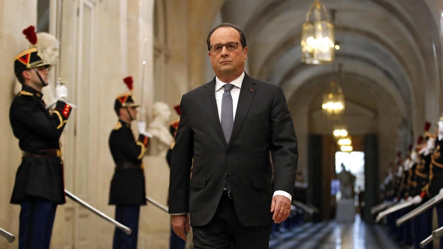 Francois Hollande arriva a Versailles (Ansa)