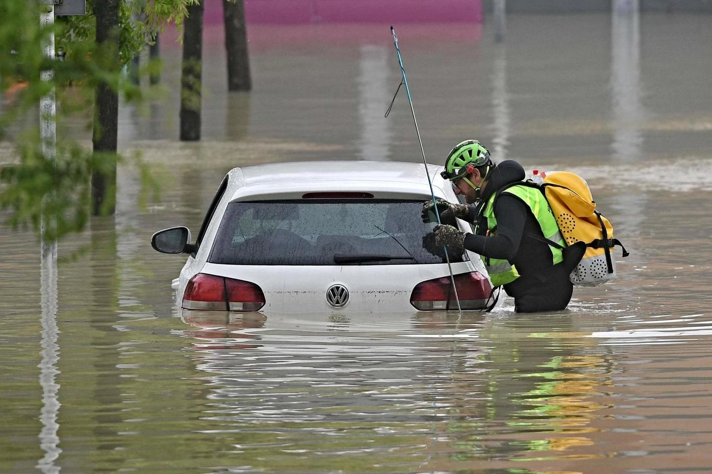 Un soccorritore, a Cesena, controlla se ci sono persone in un’auto completamente sommersa