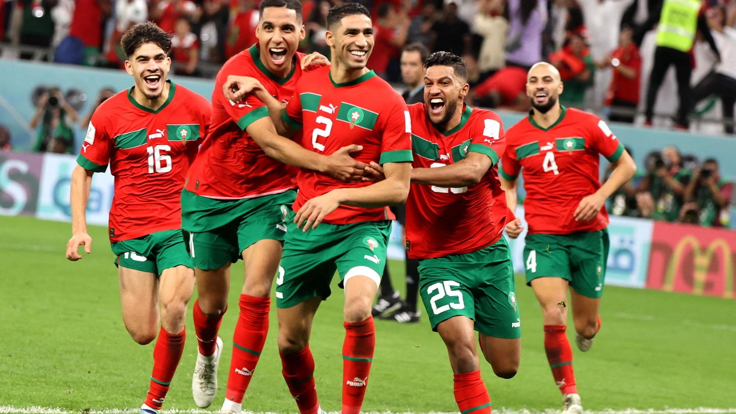 La festa del Marocco dopo il rigore decisivo realizzato da Hakimi (Ansa)