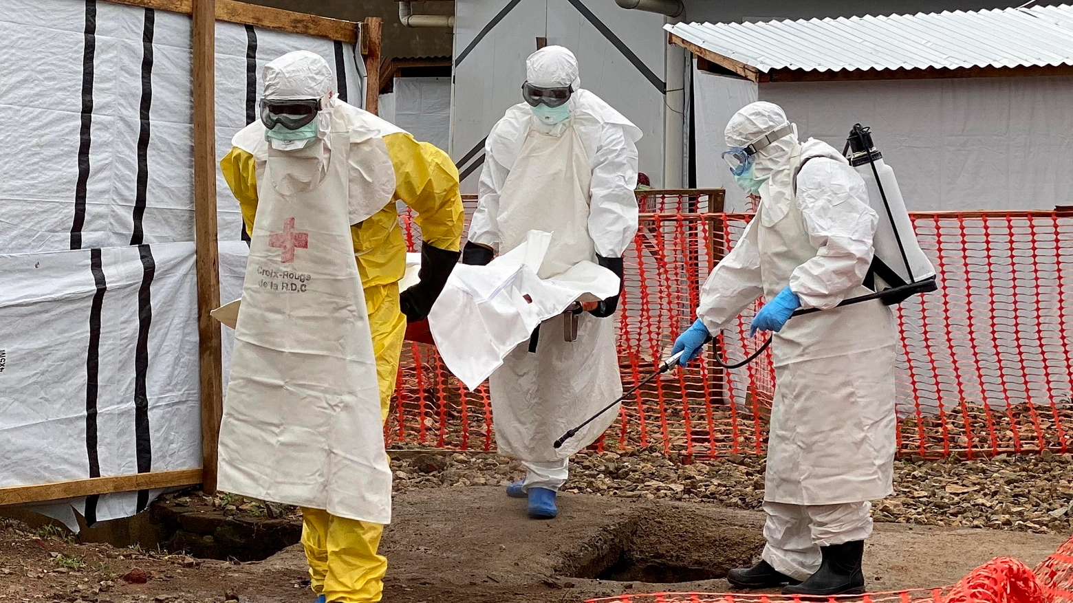 Operatori sanitari in un focolaio di Ebola del Congo nel 2021 (Ansa)