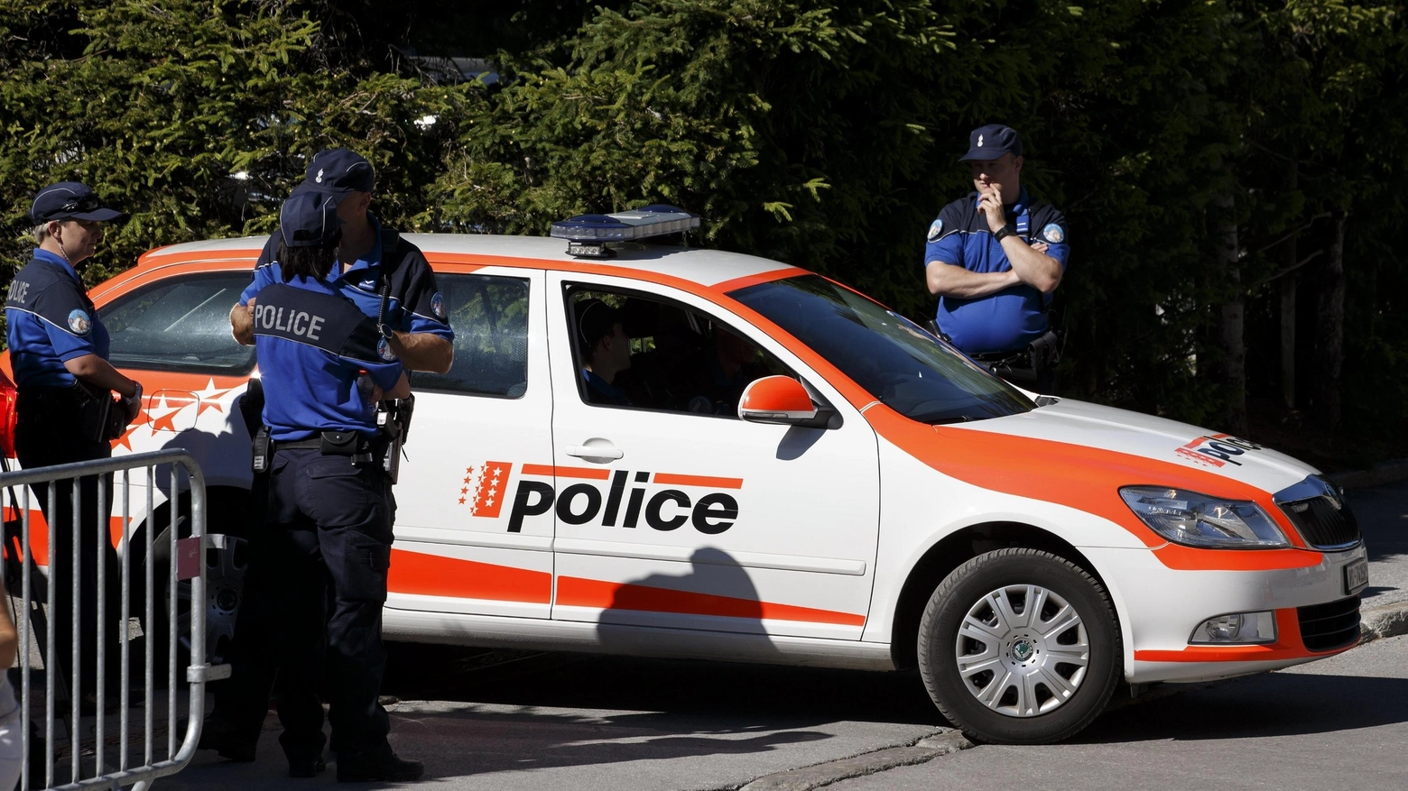 Un'auto della polizia svizzera (Ansa)