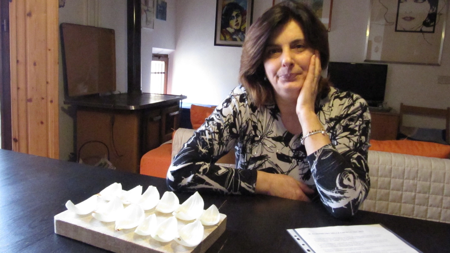La signora Emanuela Forlini con gli spicchi di cipolla utilizzati per la sua tradizionale previsione (foto Ottaviani)