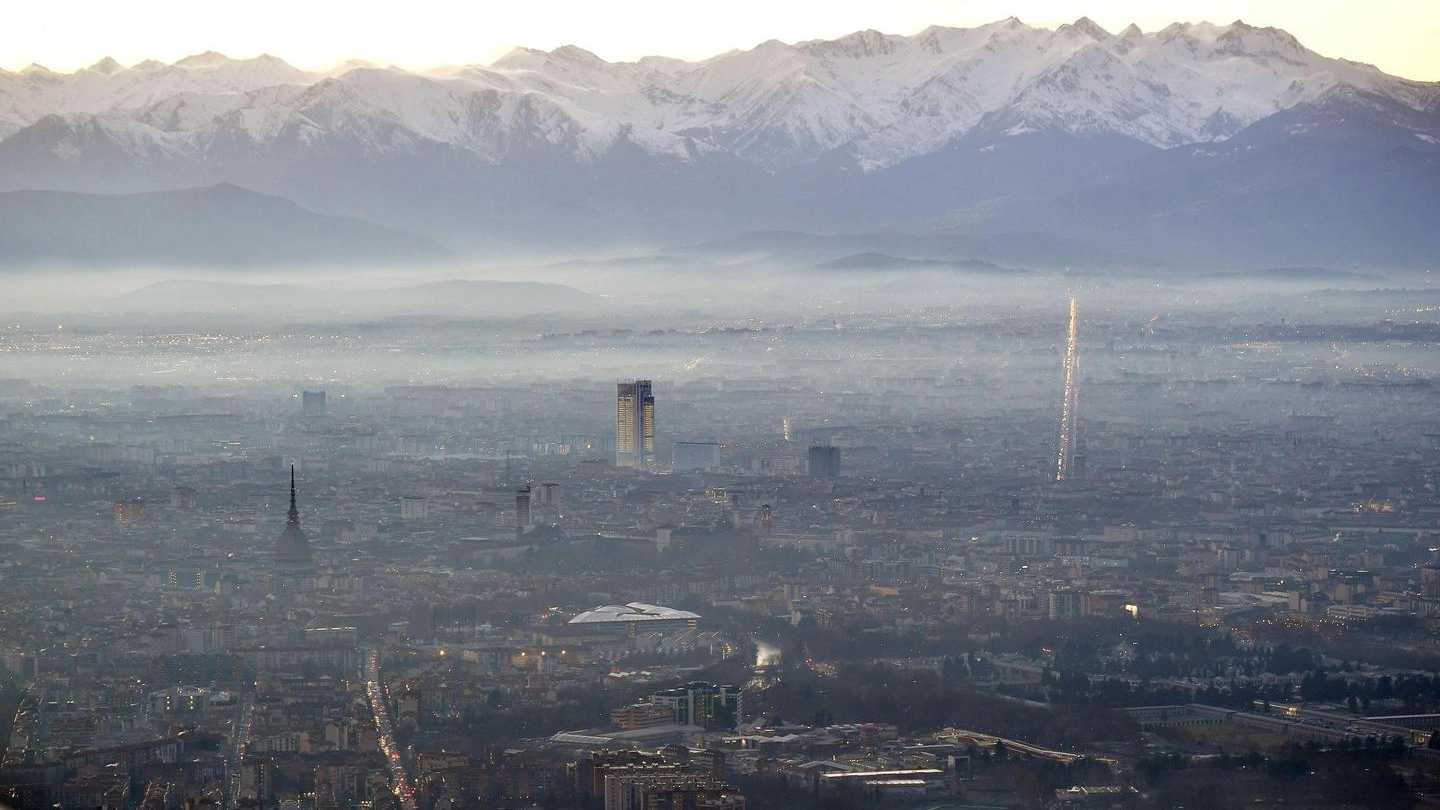 Previsioni meteo, smog in Pianura Padana. Nella foto Torino (Ansa)
