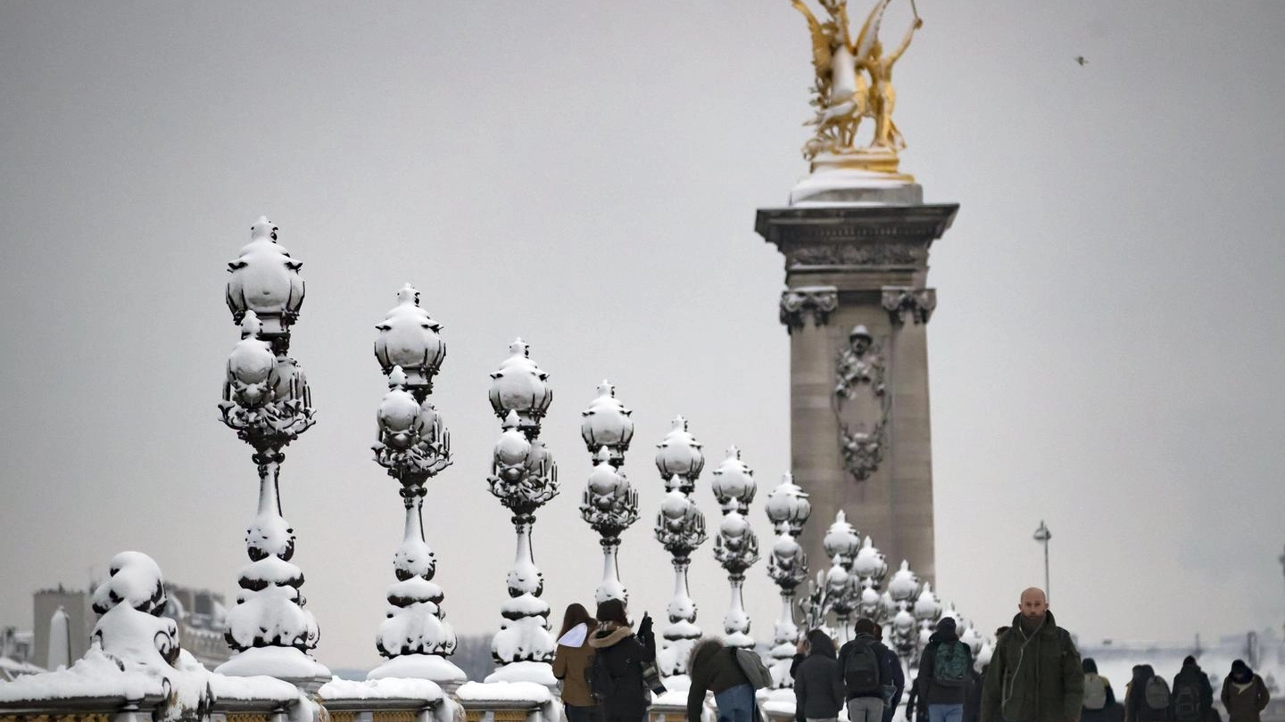 Previsioni meteo, sempre maltempo. Parigi sotto la neve (foto Ansa)