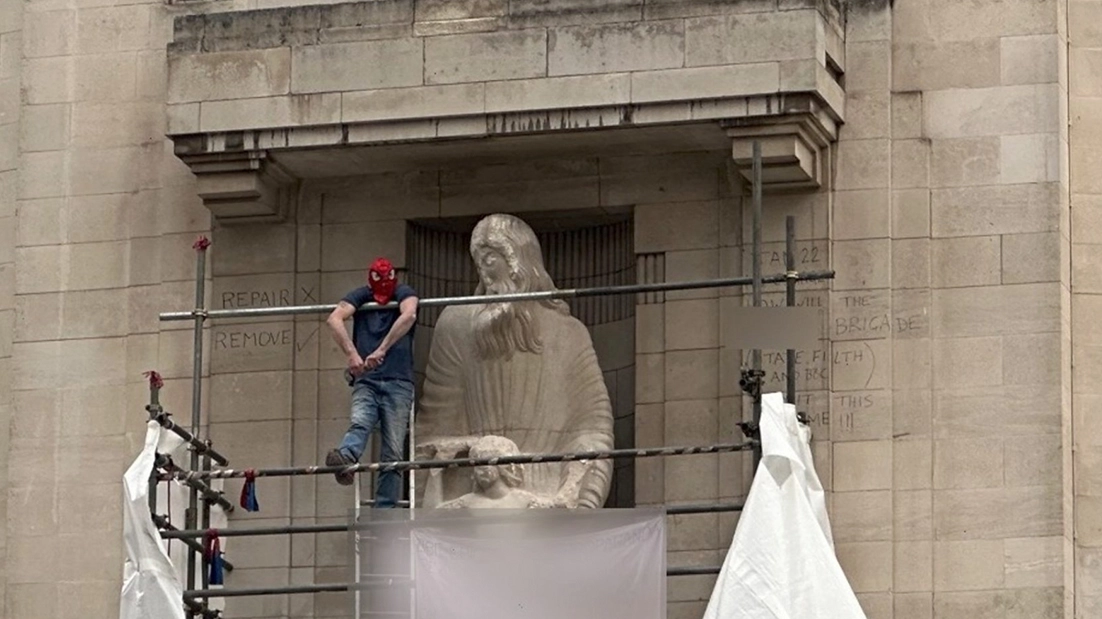 Londra: un uomo mascherato da Spiderman danneggia una statua della Bbc