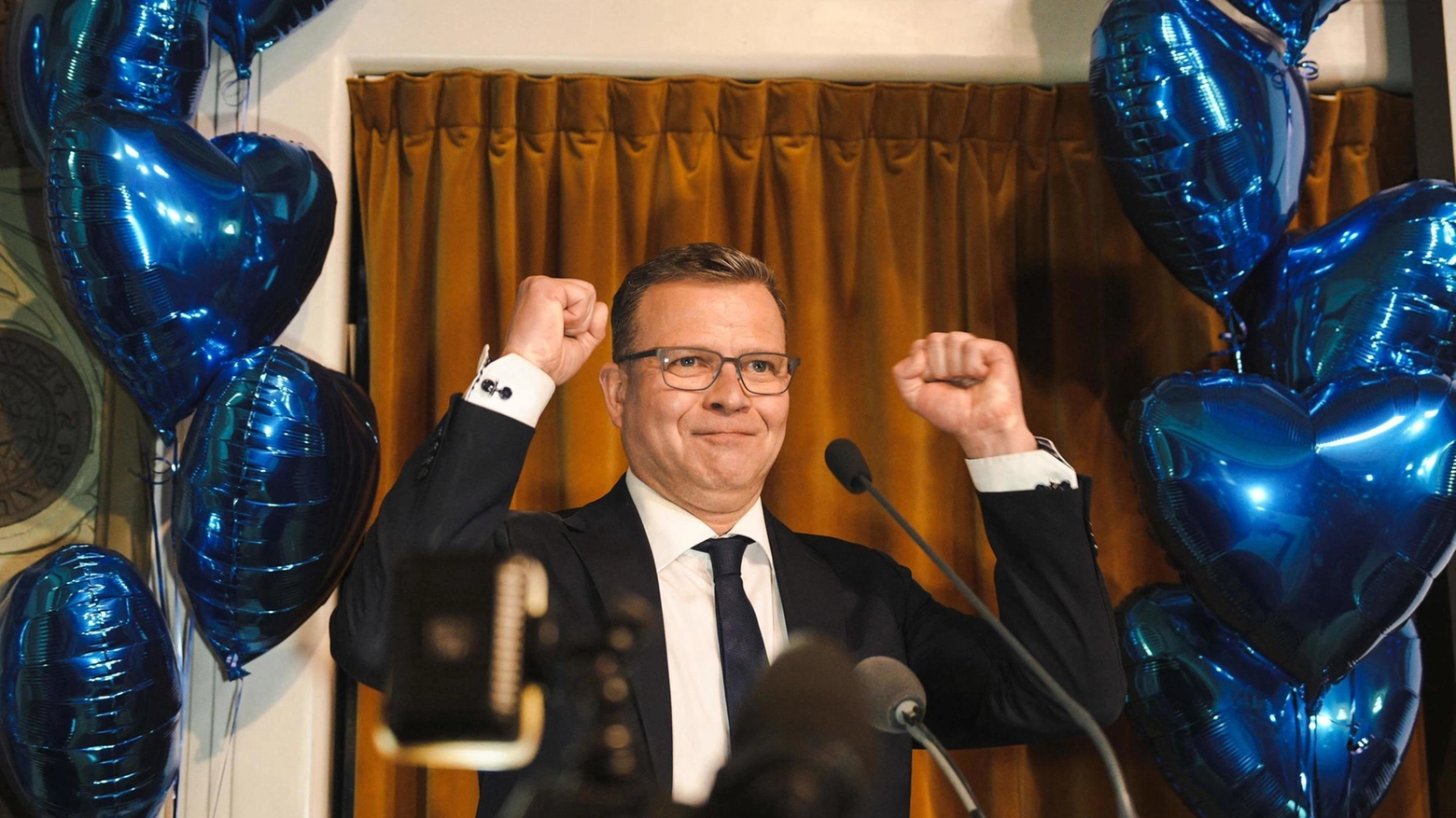 La Finlandia entra nella Nato  Mosca: "Rafforziamo le difese"