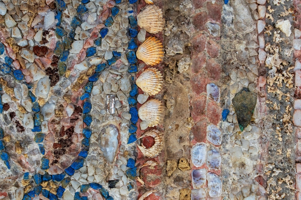 Un dettaglio del mosaico rustico trovato nella nuova domus rinvenuta nel Parco archeologico del Colosseo (foto ministero della Cultura)