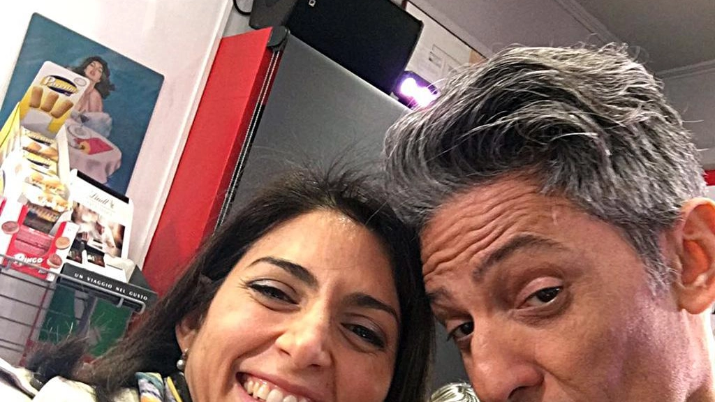 Il selfie di Fiorello con Virginia Raggi durante la prima puntata (Ansa)