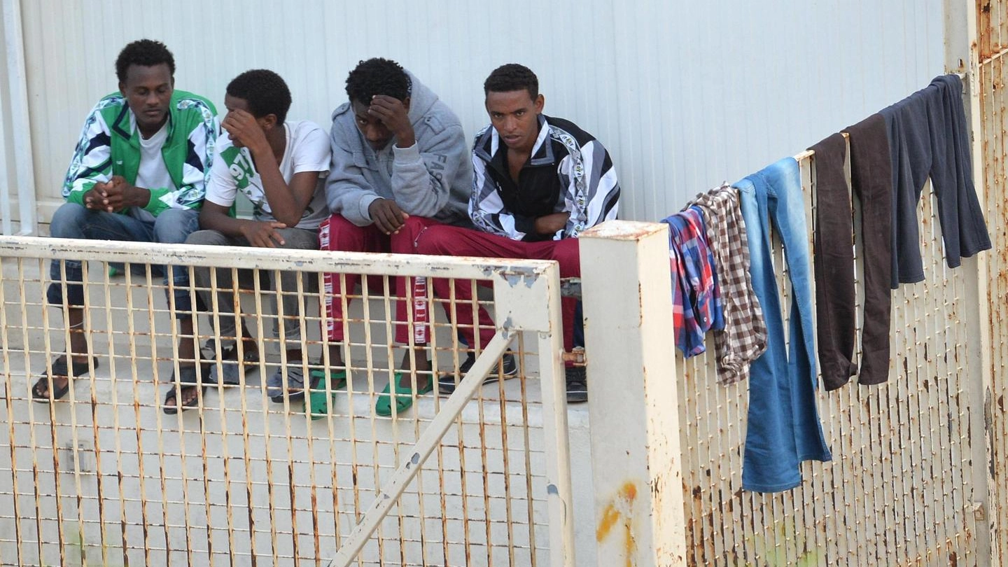 Migranti nel Centro di prima accoglienza di Lampedusa (Ansa)