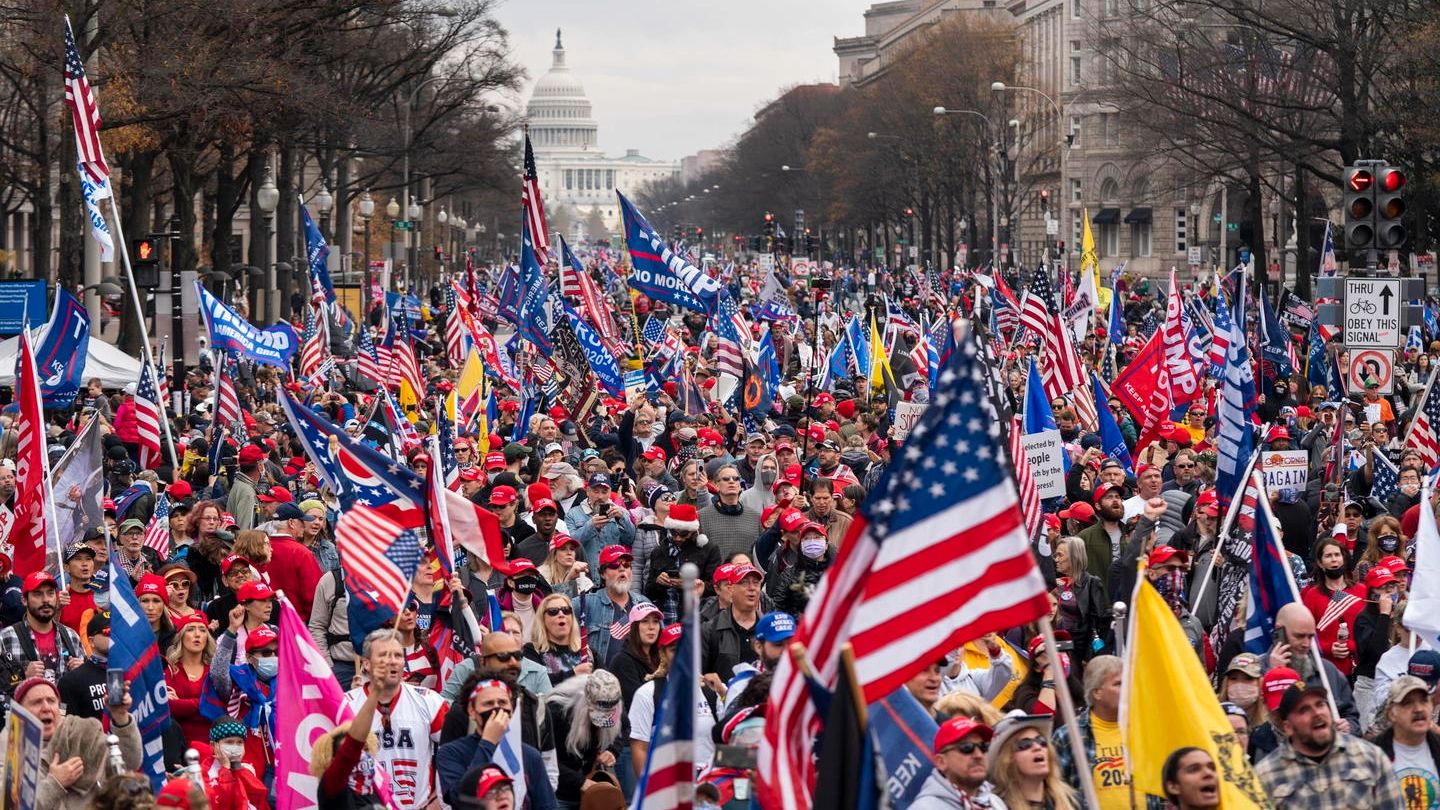 I sostenitori di Trump marciano a Washington (Ansa)