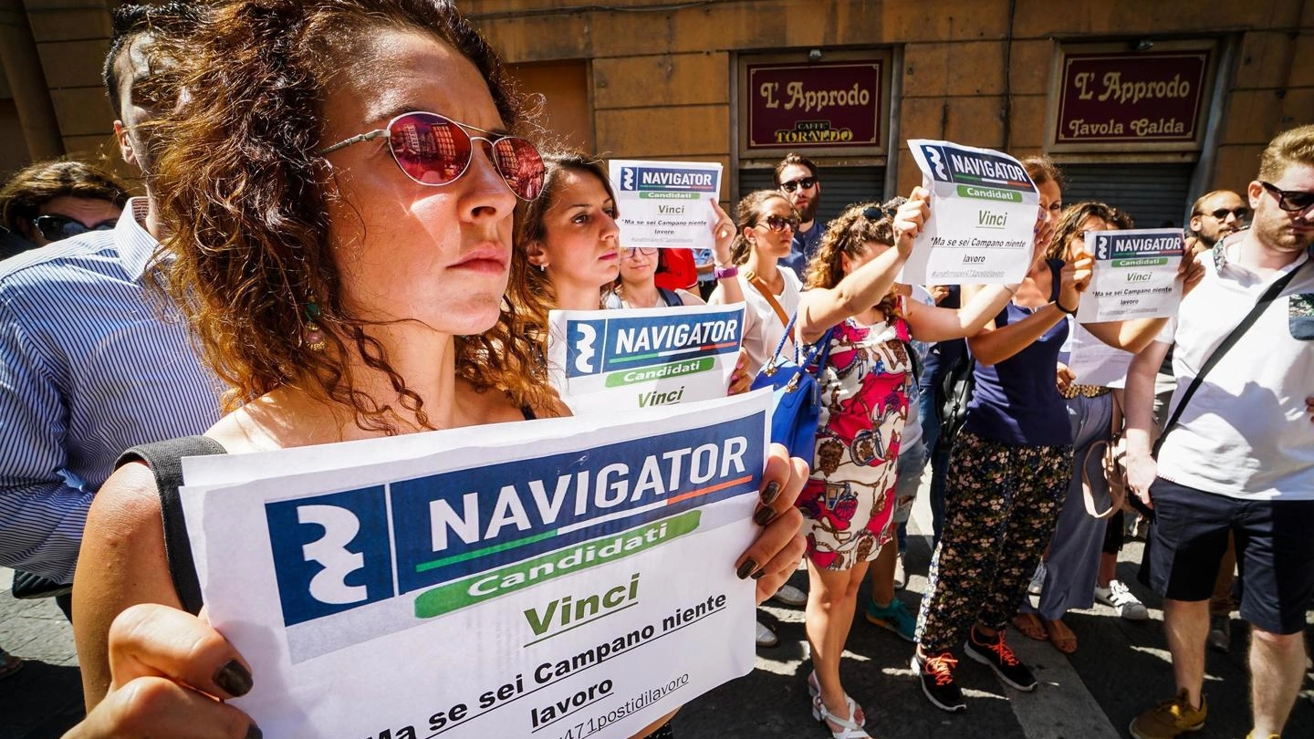 La protesta dei navigator di Napoli (Ansa)