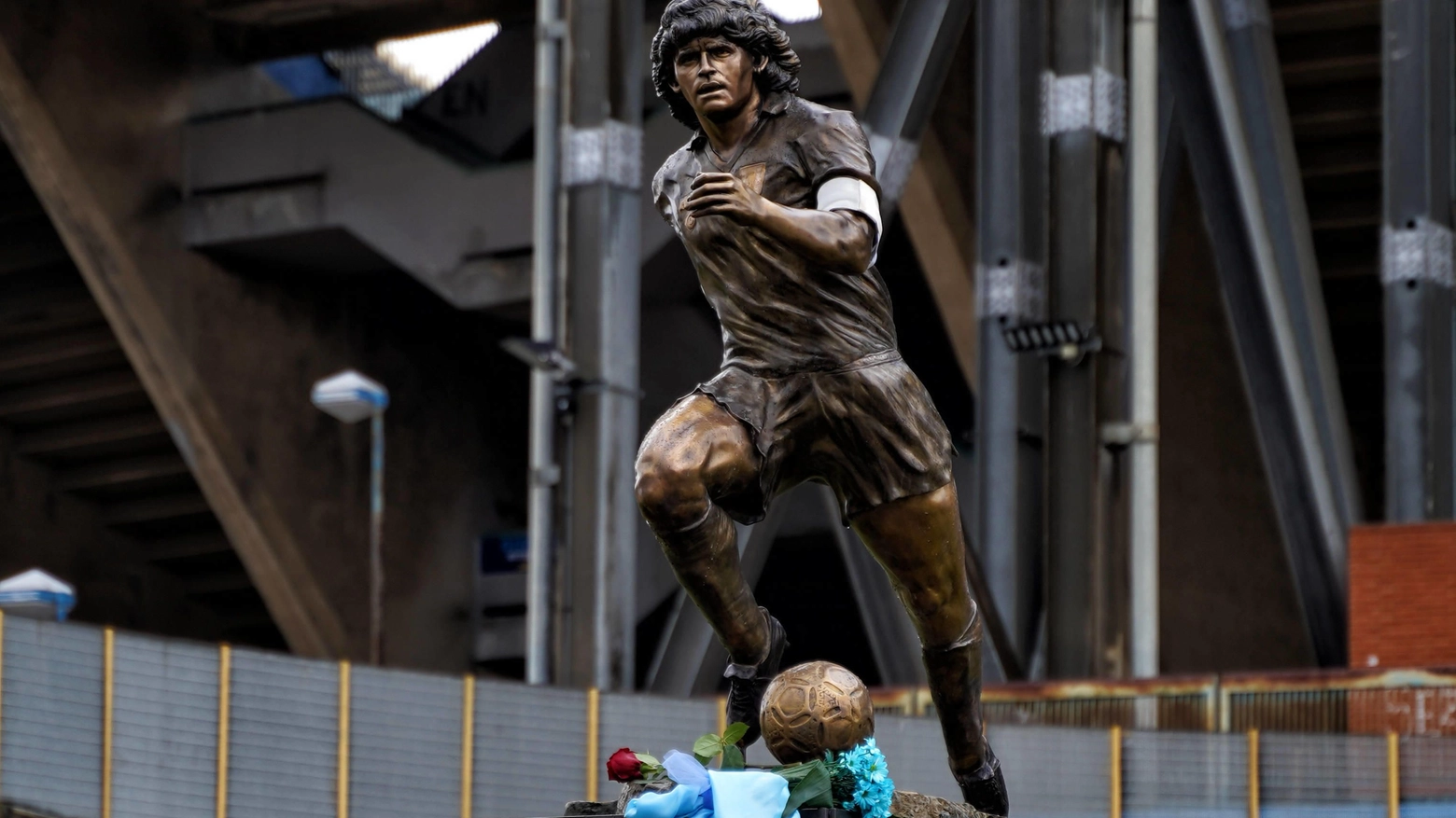 La statua Maradona donata dall'artista Domenico Sepe al Comune di  Napoli e ora restituita