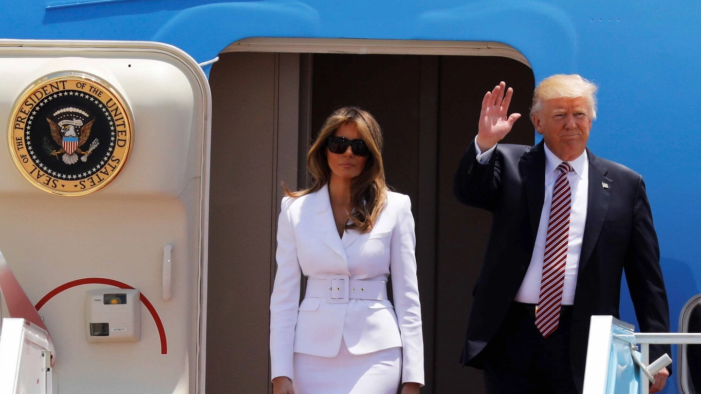 Donald e Melania Trump sull'Air Force One (Lapresse)
