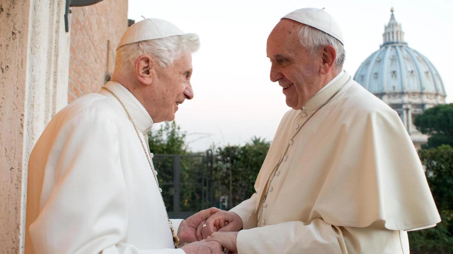 Benedetto XVI, 92 anni, e papa Francesco, 83 anni (Ansa)