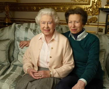 Elisabetta II non voleva morire a Balmoral, le rivelazioni della principessa Anna. Anche su Camilla