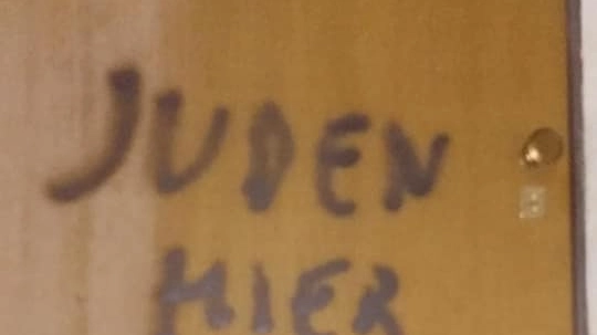 La scritta 'Juden hier' apparsa sulla porta di Aldo Rolfi