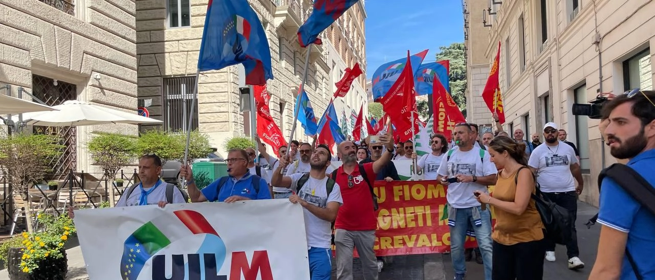 Il ministro Urso: "C’è un futuro per Crevalcore". La manifestazione a Roma. Paura e speranza sui visi stanchi degli operai: il problema non siamo noi.