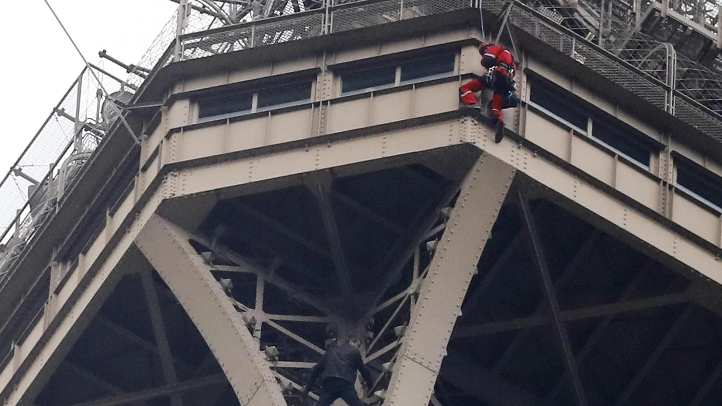 Uno scatto dell'uomo arrampicato sulla Torre Eiffel (Ansa)