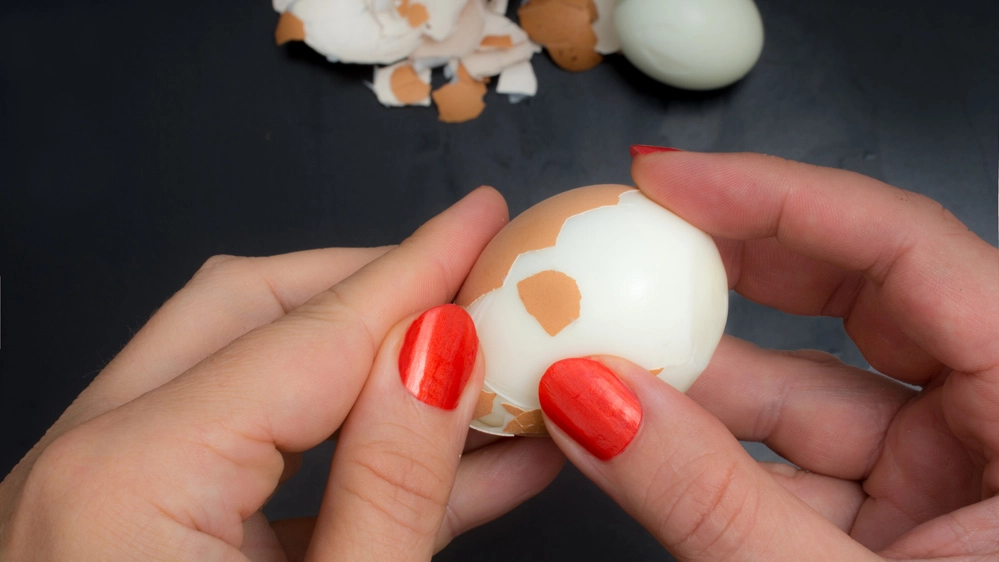 Ecco come sgusciare le uova in pochi secondi