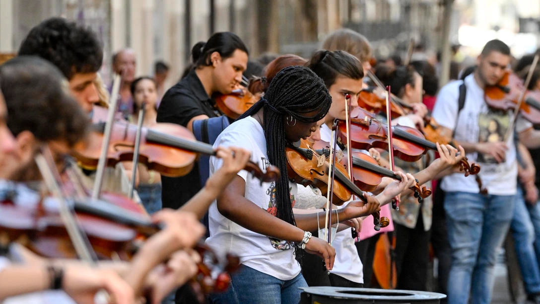 Studenti suonano "O sole mio" nel centro di Napoli