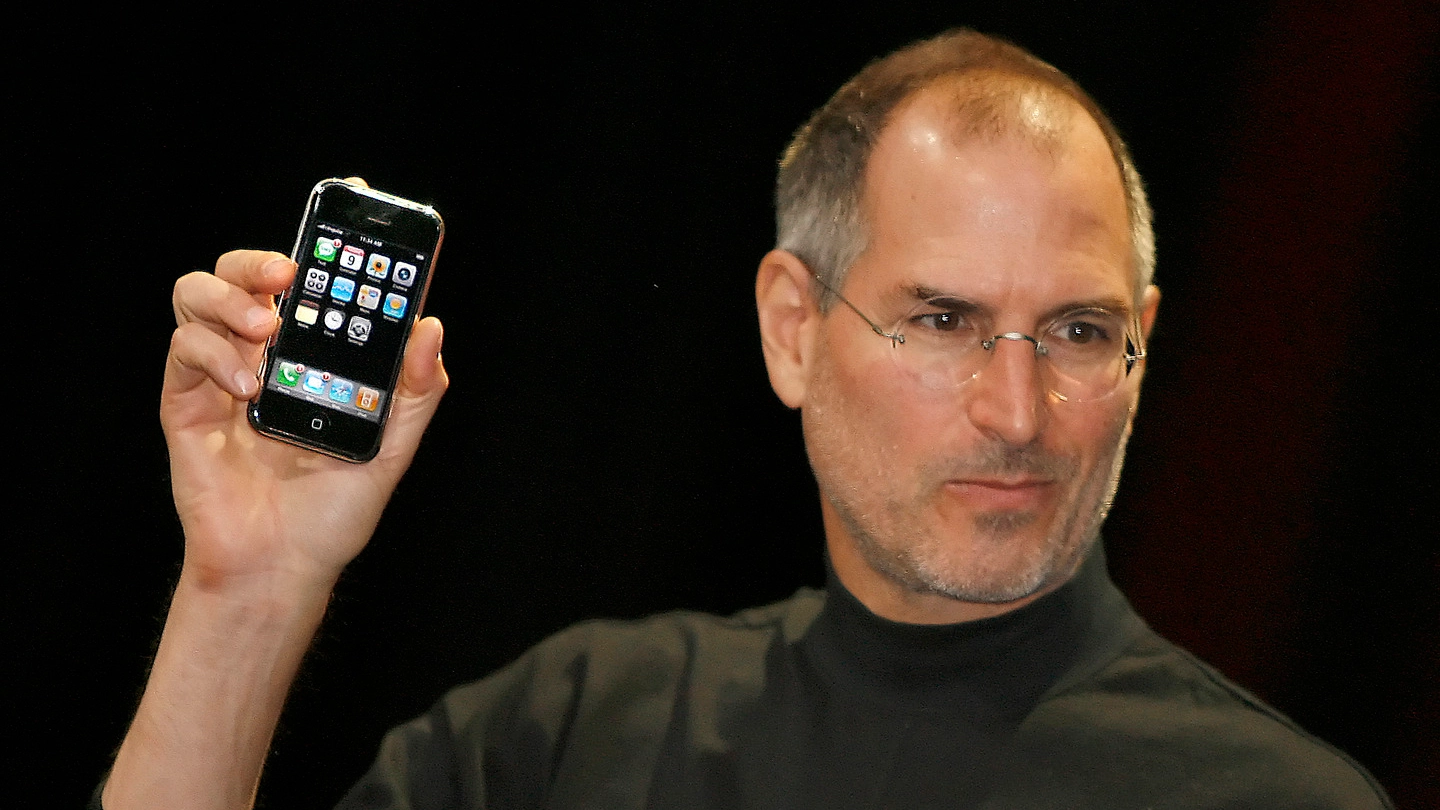 Steve Jobs presenta il primo iPhone, il 9 gennaio 2007 (Afp)