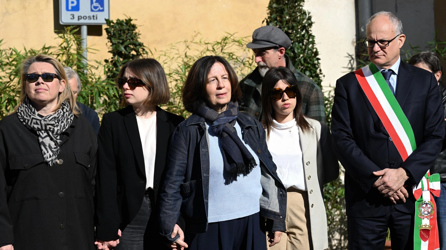 Camera ardente per Gianni Minà in Campidoglio, la famiglia del giornalista e il sindaco di Roma Roberto Gualtieri