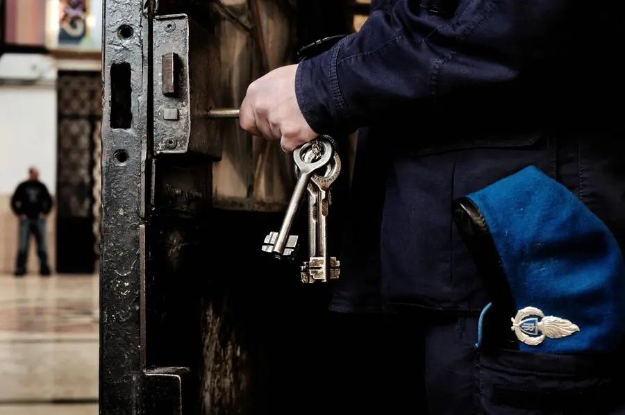Napoli, uccise e fece a pezzi la madre; morto in ospedale dopo aggressione in carcere