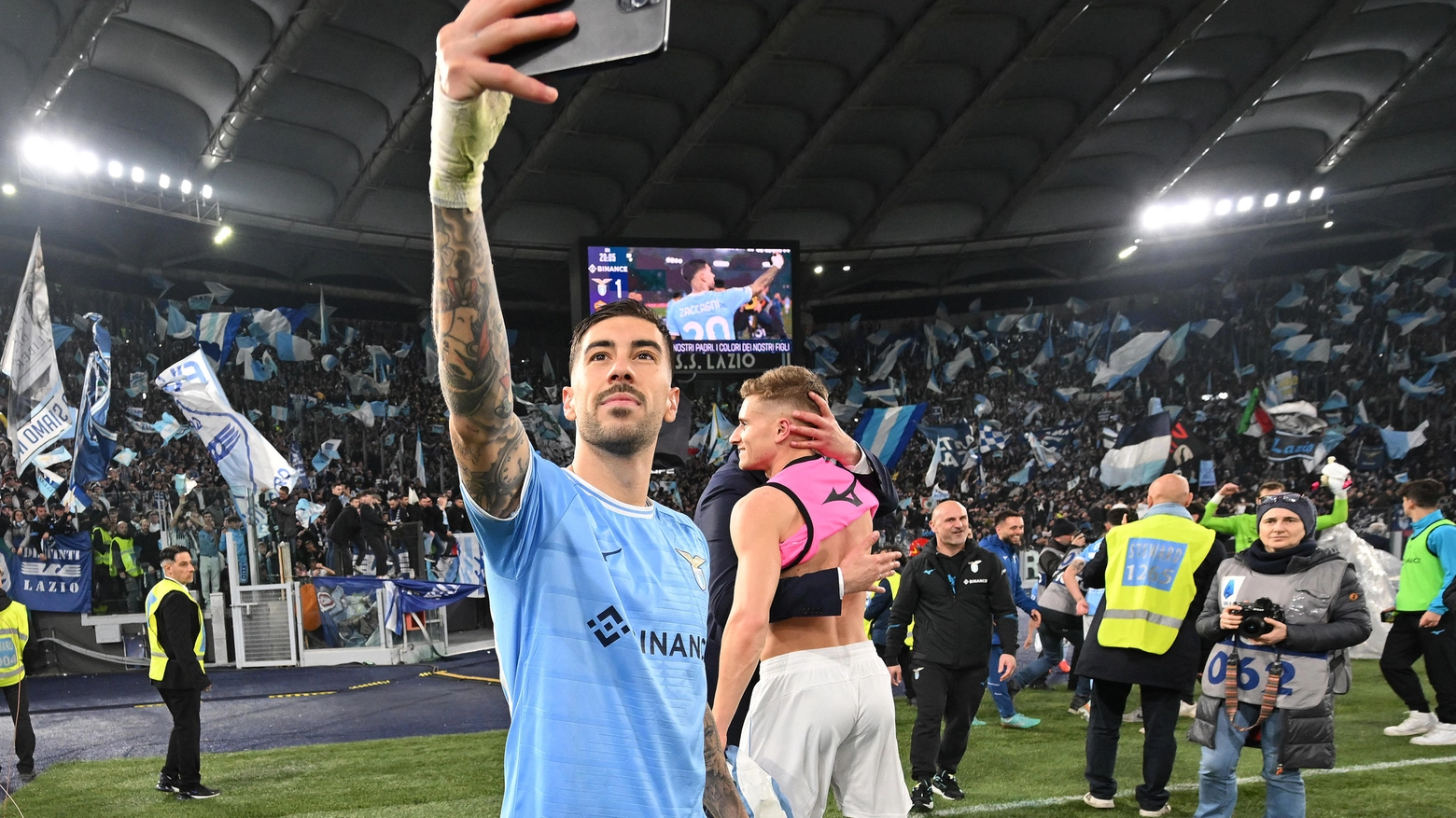 Mattia Zaccagni festeggia il derby con un selfie sotto la Curva Nord
