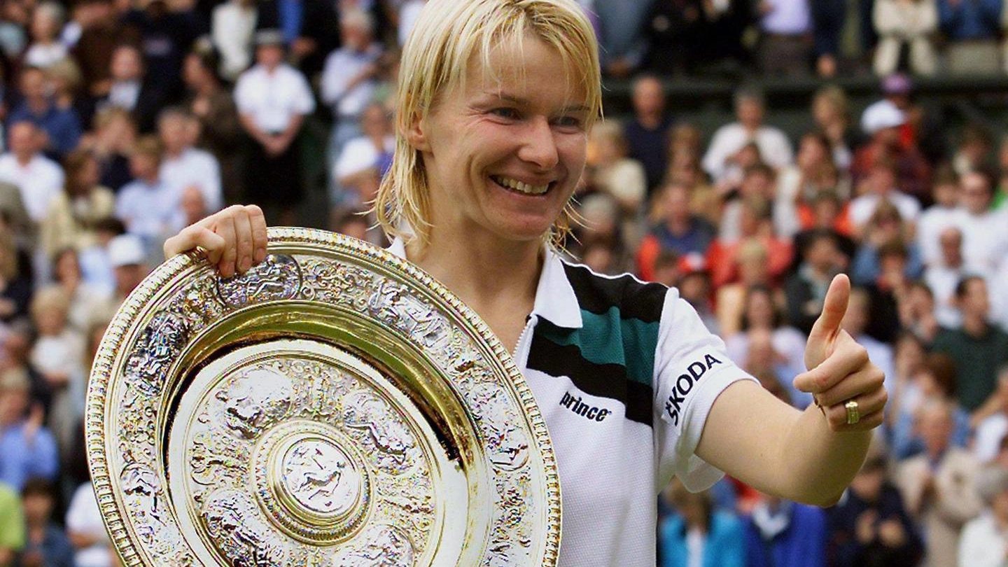 Jana Novotna con il trofeo di Wimbledon (Ansa)