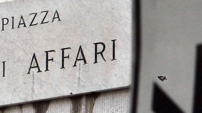 Borsa: Milano chiude in calo, -2,43%