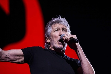 Roger Waters, ex Pink Floyd, “sul palco con divisa in stile nazista”: indaga la polizia tedesca