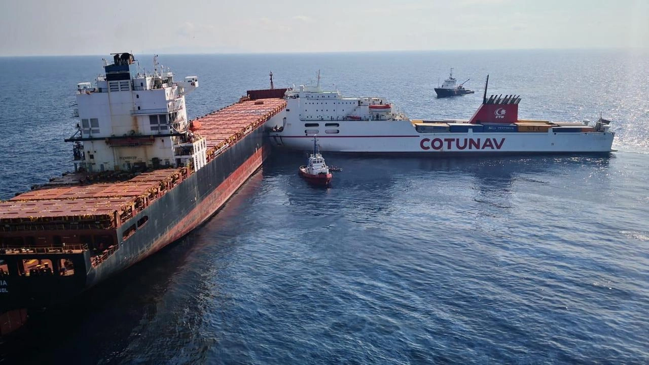 Le due navi entrate in collisione al largo della Corsica (Ansa)