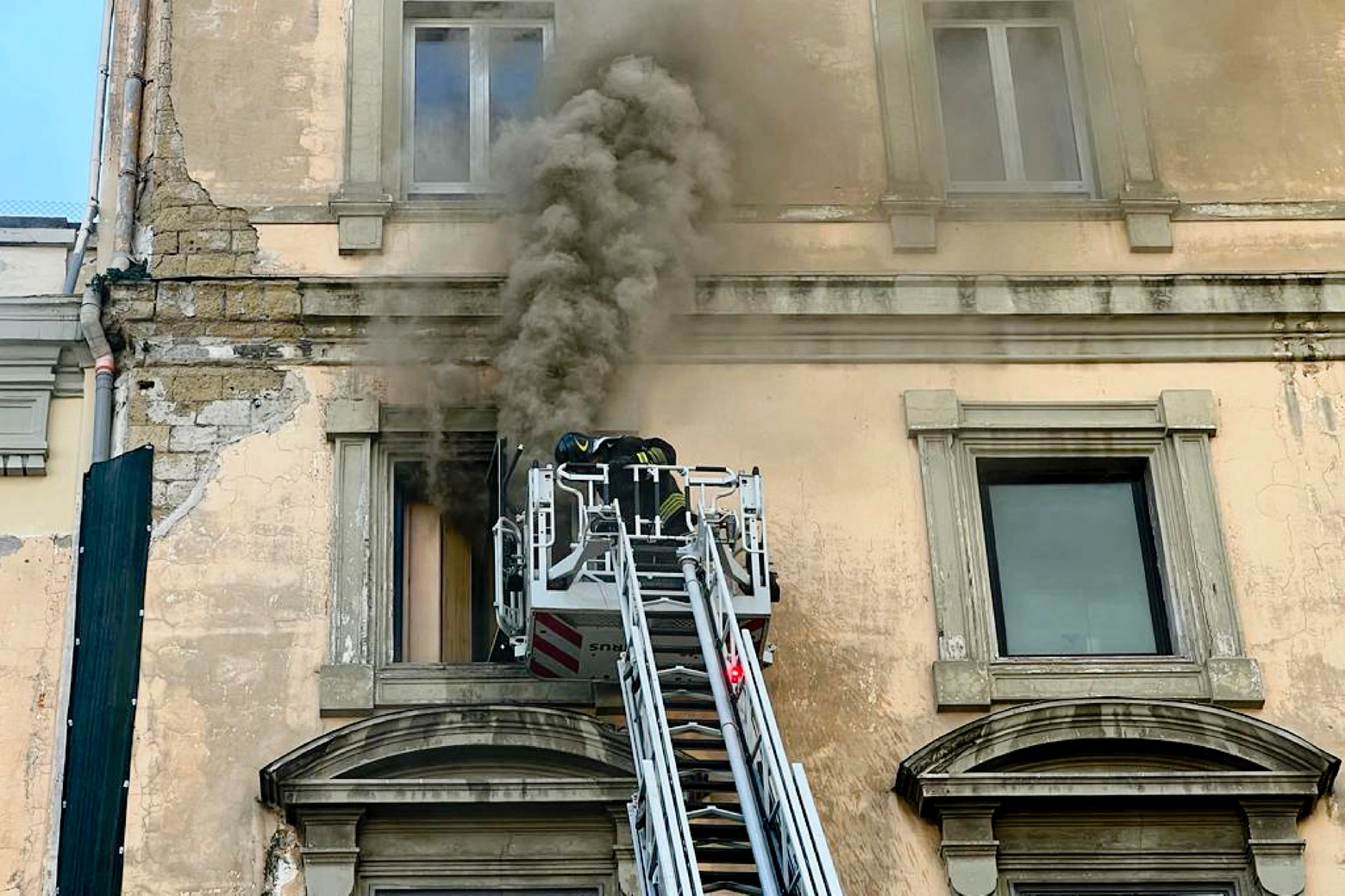 L'incendio divampato in un appartamento in un palazzo di piazza Garibaldi