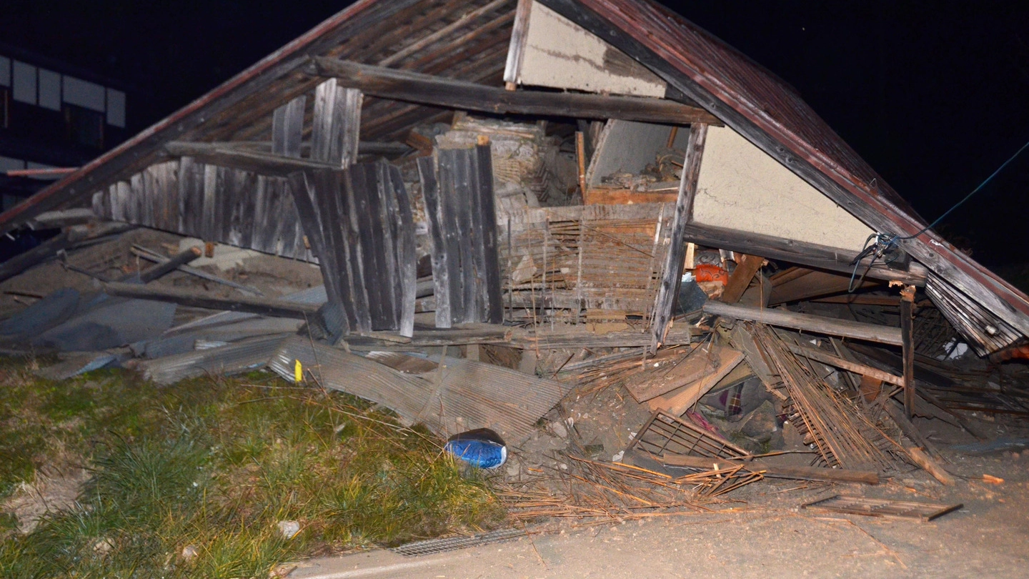 Una casa crollata dopo il terremoto in Giappone (Ap)