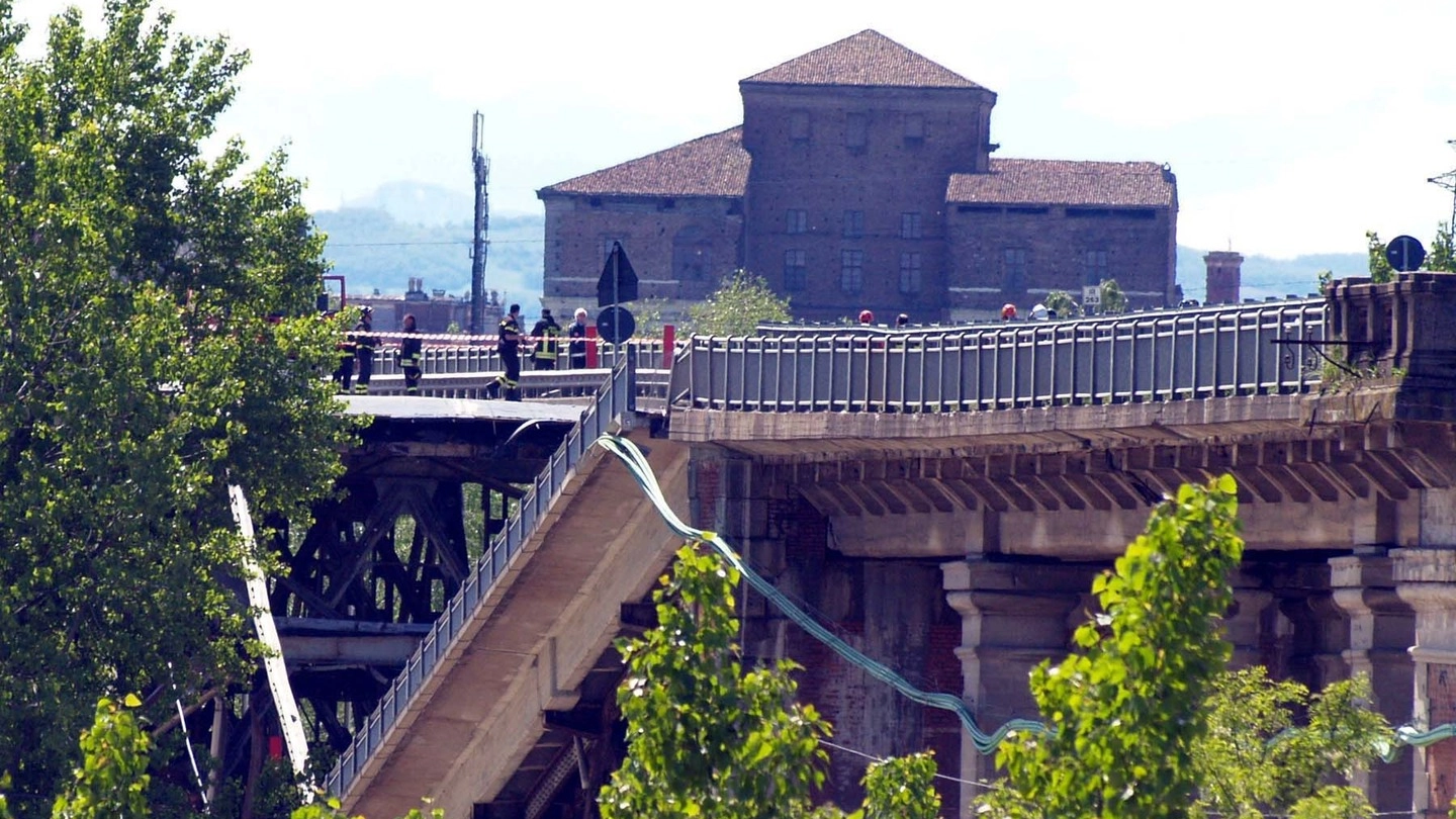 Il vecchio ponte di San Rocco con la campata completamente collassata (Gazzola)