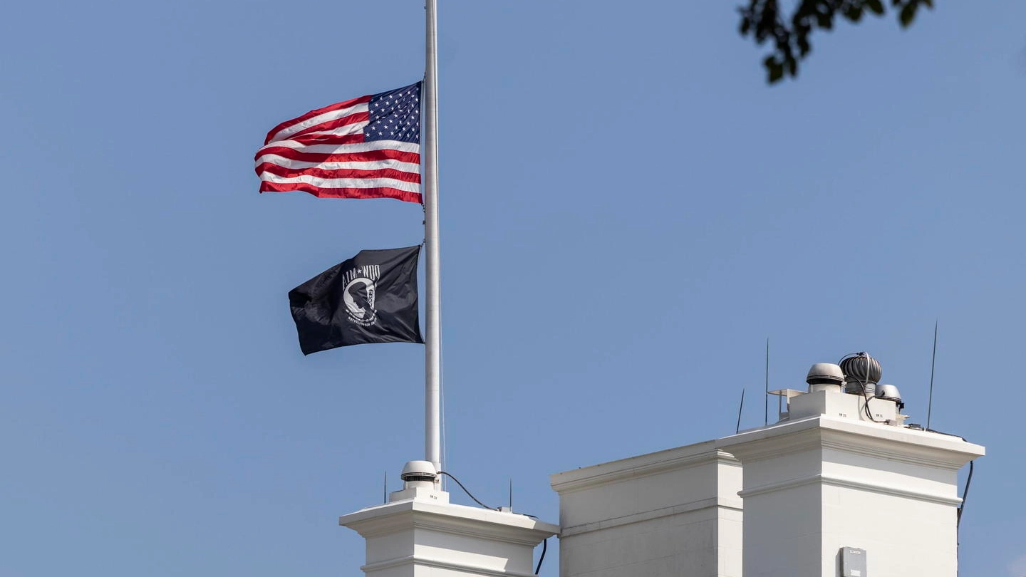 Bandiera Usa della Casa Bianca a mezz'asta per l'attentato all'aeroporto di Kabul (Ansa)