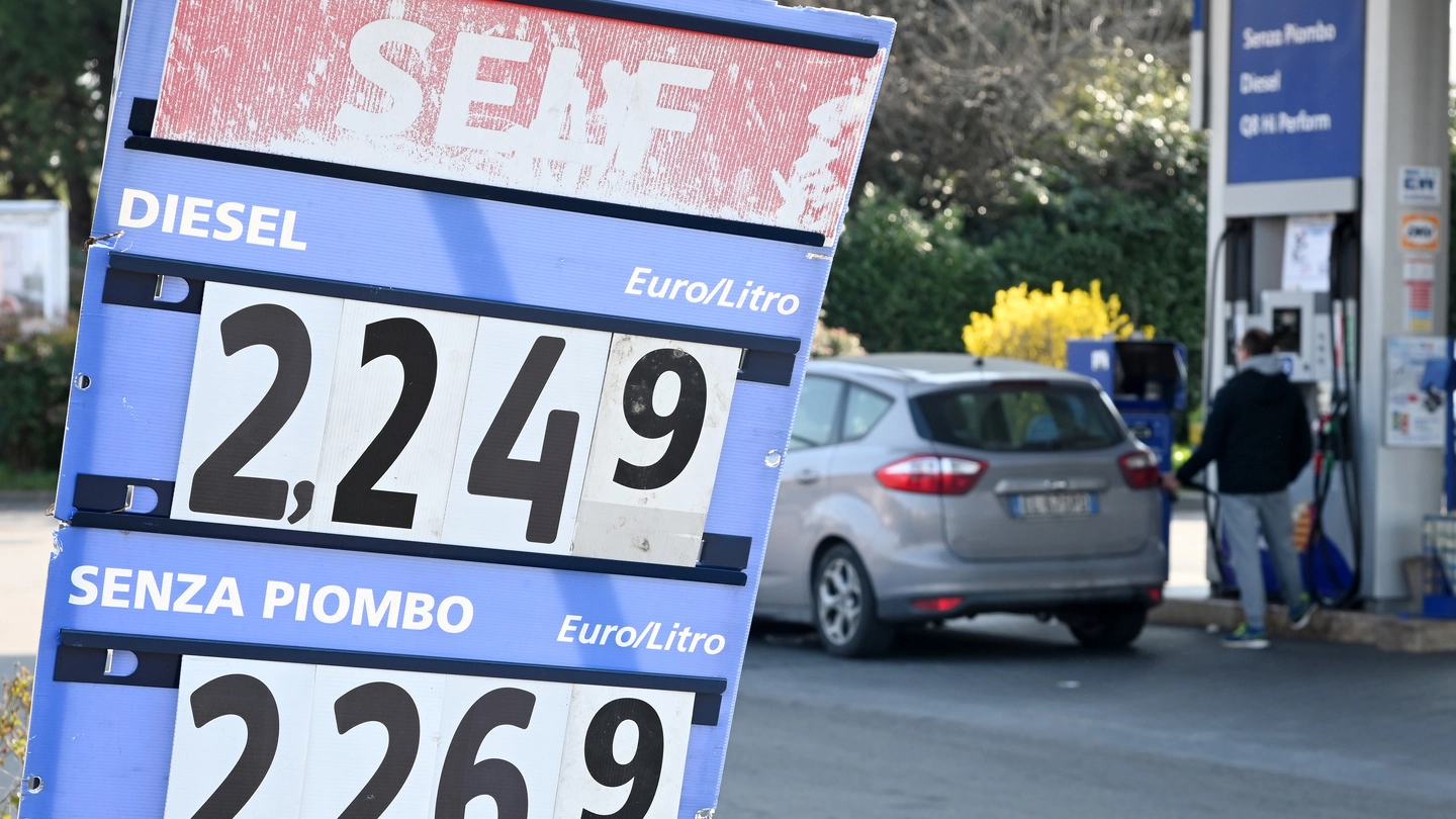 Prezzi fuori controllo in questi giorni nuovi record per il diesel e la 'verde'