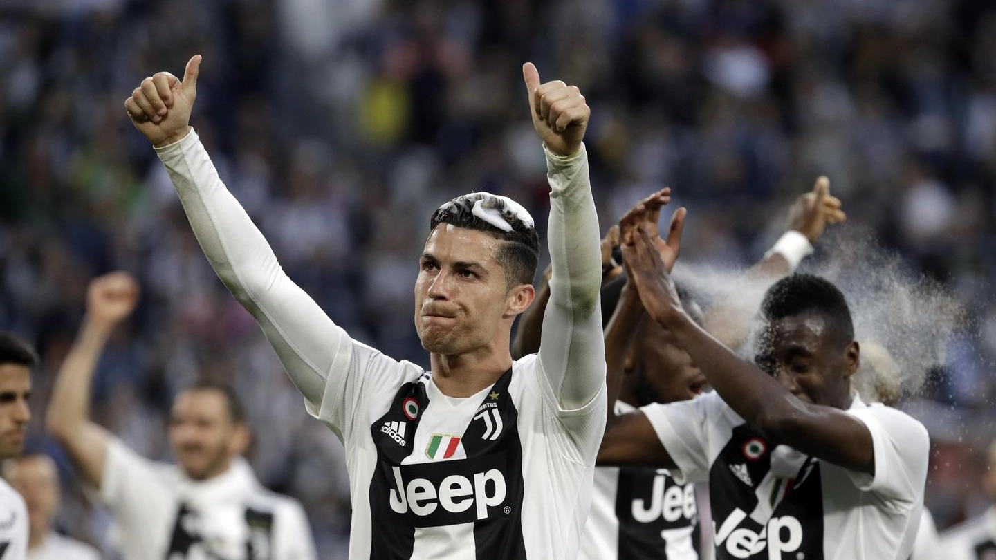 Cristiano Ronaldo e la Juve festeggiano l'ottavo scudetto (Ansa)