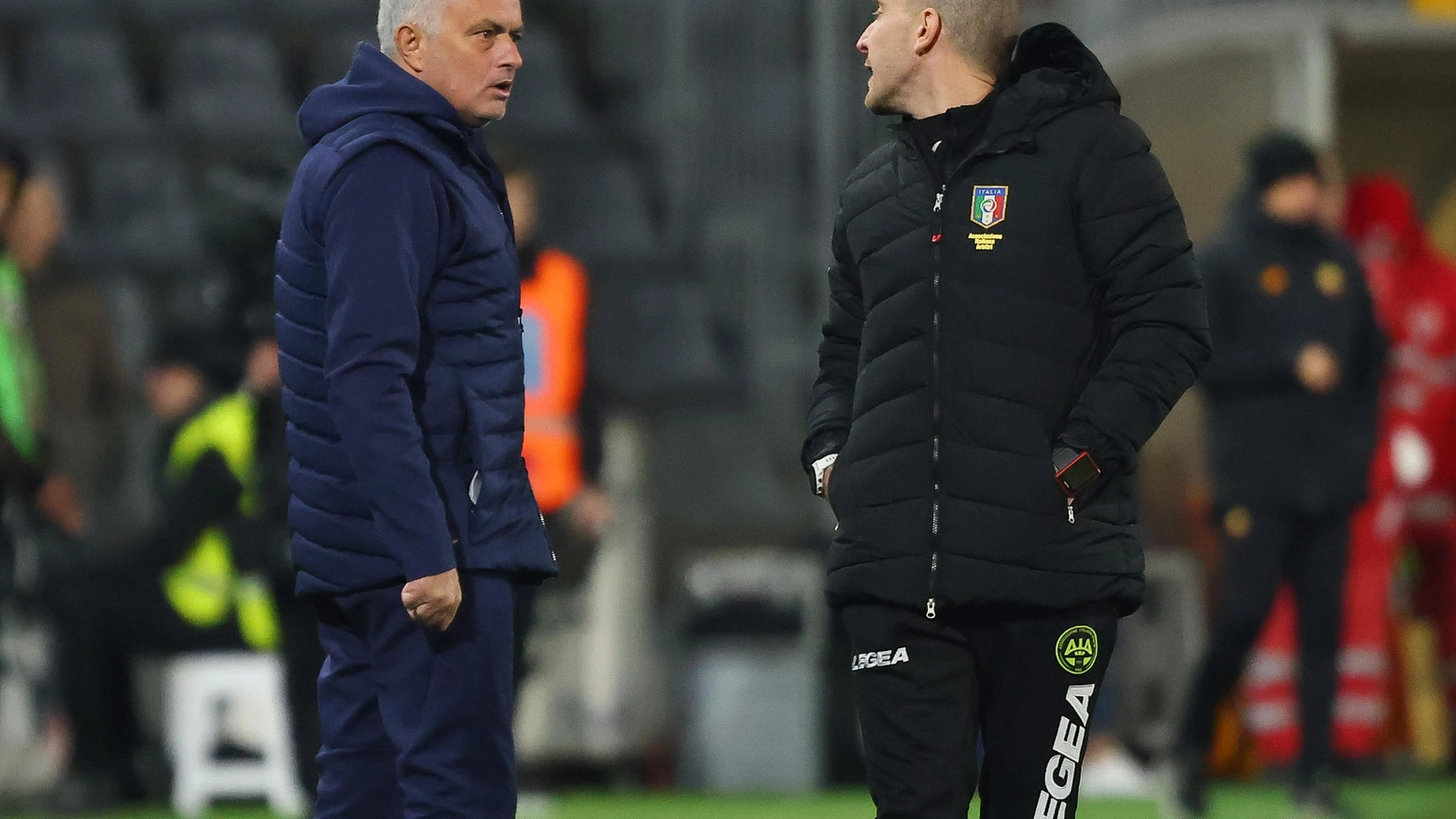 Jose Mourinho mentre discute col quarto uomo in Cremonese-Roma